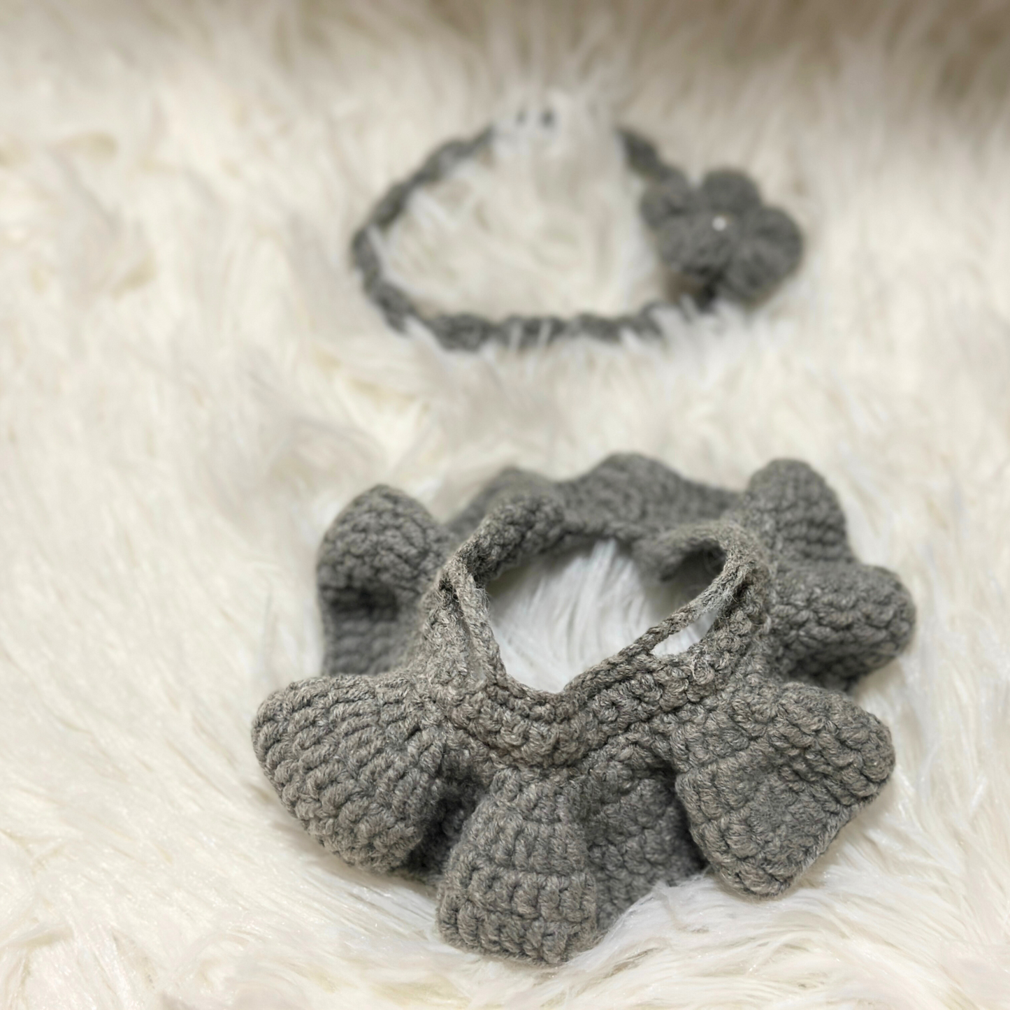 Grey crocheted dress and matching headband set for Labbubu doll, featuring scalloped hem and flower decoration