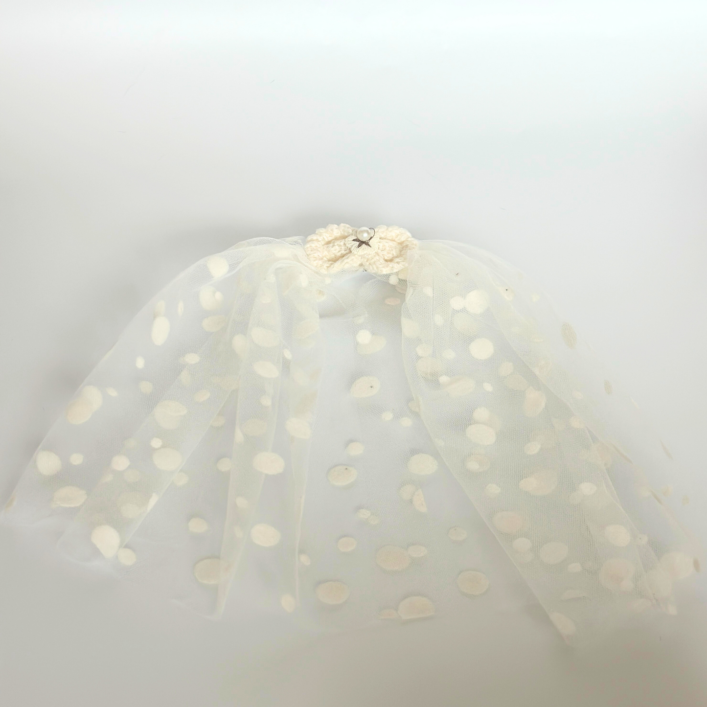 White polka dot bridal veil headpiece for Labubu doll with flower decoration and tulle fabric, wedding hair accessory