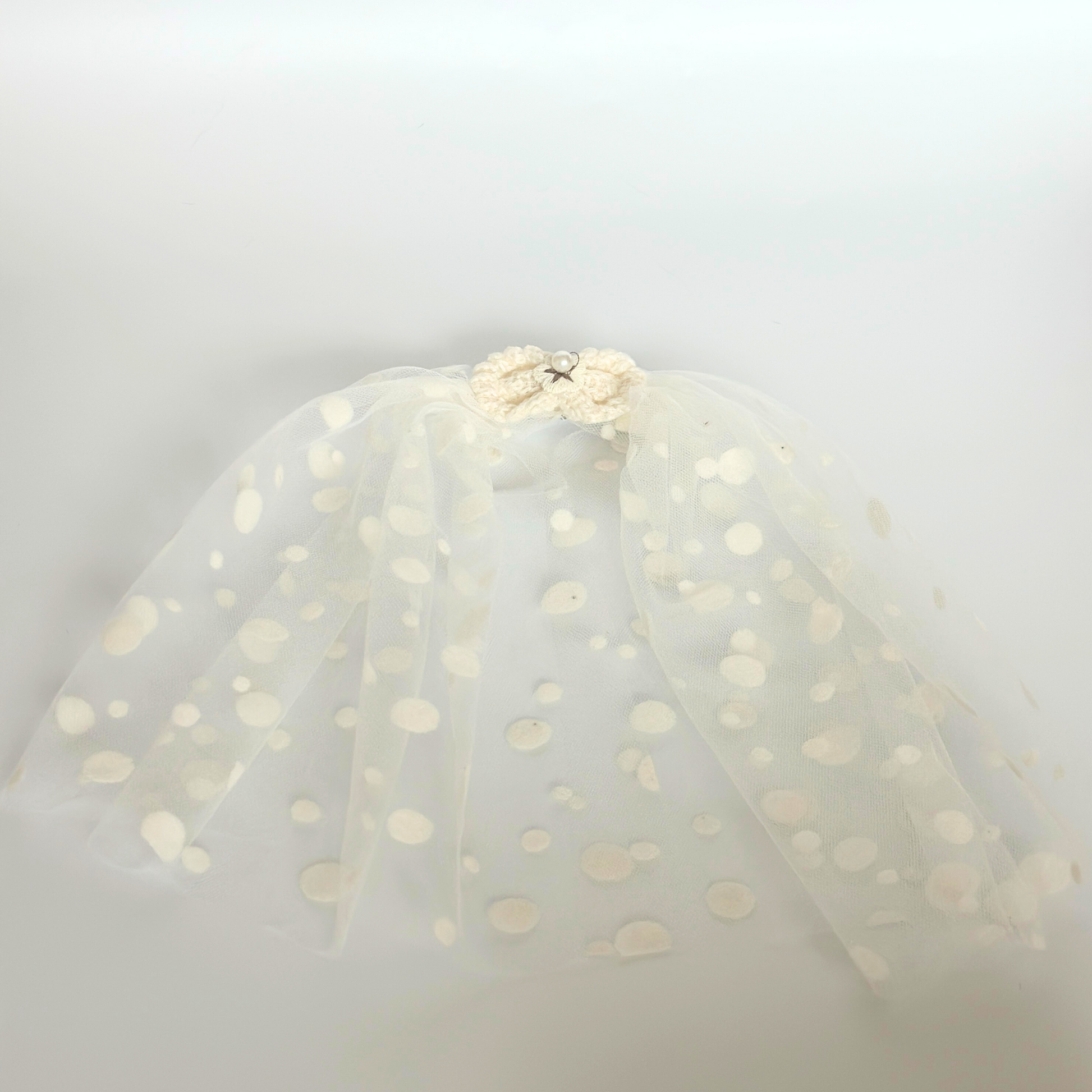 White polka dot bridal veil headpiece for Labubu doll with flower decoration and tulle fabric, wedding hair accessory
