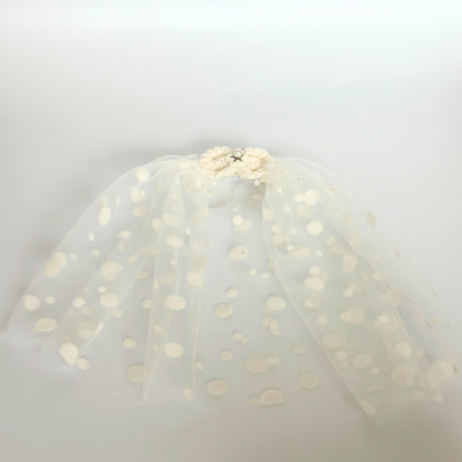 White polka dot bridal veil headpiece for Labubu doll with flower decoration and tulle fabric, wedding hair accessory