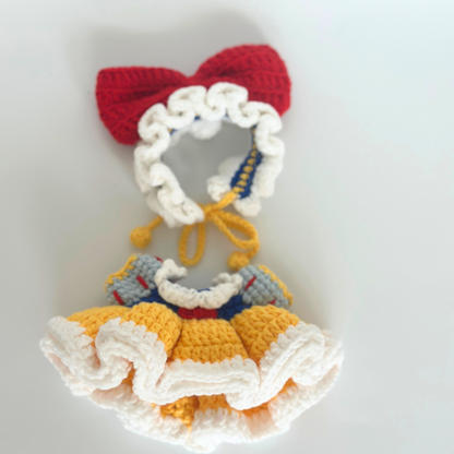 Complete handmade crocheted Snow White costume set for Labubu doll including red bow headband with white ruffled bonnet, blue bodice with gray puffy sleeves, yellow and white layered ruffled skirt, and yellow drawstring ties. Full doll costume set, collectible miniature clothing, DIY crochet pattern for toy collectors and handcraft enthusiasts.